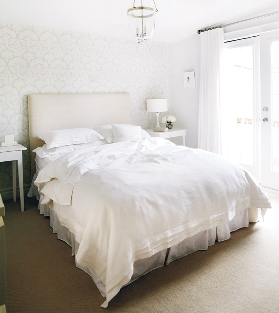 бяла спалня